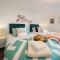 Cotswolds- 2 bed flat in 18th Century building, town centre with Smart TV - Esho Stays