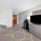 Super 8 by Wyndham Pratt Super 8 by Wyndham Pratt