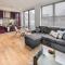 Modern & spacious 2-bed flat with secure parking - Reading