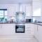 Modern 4-Bed Townhouse in Crewe by 53 Degrees Property, Ideal for Contractors & Business, FREE Parking - Sleeps 8 - Crewe