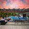 Heated pool in a Precious House close to Zoo Parks and Arts