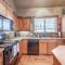 Trapper's Lodge - 4 Bd w Great View, Private Hot Tub - Big White
