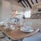 The Old Stables - 3 Bedroom Cottage - Angle