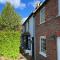 Pieman's Cottage - Pulborough, West Sussex Cottage - sunny courtyard - Pulborough