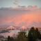 Lovely J Home -Stunning river view cozy two bedroom private suite