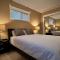 Lovely J Home -Stunning river view cozy two bedroom private suite