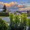 Lovely J Home -Stunning river view cozy two bedroom private suite