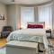 Charming Bloomington Apt with Walkable Location - 布卢明顿