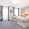 Alpha Properties 1 - Luxury One Bedroom within a Shared Four Bedroom House with Free Parking, Fast Wifi, SmartTV with Netflix