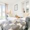 Alpha Properties 1 - Luxury One Bedroom within a Shared Four Bedroom House with Free Parking, Fast Wifi, SmartTV with Netflix