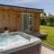 Allt Mor Rentals - Chalet with hot tub, And Studio Apartment with balcony - Ройбрідж