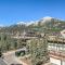 Mountain Retreat - Modern and Bright with Panorama Views 2 bedrooms, 4 beds, heated all-year outdoor pool, hottub, balcony, Banff Park Pass