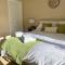 A spacious hidden gem with hot tub, lovely garden & views - 金顿