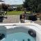 A spacious hidden gem with hot tub, lovely garden & views - 金顿