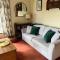 A spacious hidden gem with hot tub, lovely garden & views - 金顿