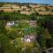 A spacious hidden gem with hot tub, lovely garden & views - 金顿
