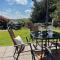 A spacious hidden gem with hot tub, lovely garden & views - 金顿