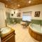 A spacious hidden gem with hot tub, lovely garden & views - 金顿