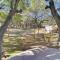 Shaded Getaway with BBQ and Fire Pit in Austin! - أوستن