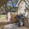 Shaded Getaway with BBQ and Fire Pit in Austin! - أوستن