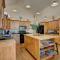 Twin Pines Cabin in Wilderness Ranch on Hwy 21, AMAZING Views, 20 ft ceilings, fully fenced yard, pet friendly, , Go paddle boarding at Lucky Peak, or snowshoeing in Idaho City and take in the hot springs, sleeps 10! - بويز