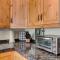 Twin Pines Cabin in Wilderness Ranch on Hwy 21, AMAZING Views, 20 ft ceilings, fully fenced yard, pet friendly, , Go paddle boarding at Lucky Peak, or snowshoeing in Idaho City and take in the hot springs, sleeps 10! - بويز