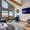 Twin Pines Cabin in Wilderness Ranch on Hwy 21, AMAZING Views, 20 ft ceilings, fully fenced yard, pet friendly, , Go paddle boarding at Lucky Peak, or snowshoeing in Idaho City and take in the hot springs, sleeps 10! - بويز