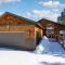Twin Pines Cabin in Wilderness Ranch on Hwy 21, AMAZING Views, 20 ft ceilings, fully fenced yard, pet friendly, , Go paddle boarding at Lucky Peak, or snowshoeing in Idaho City and take in the hot springs, sleeps 10! - بويز