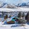 Twin Pines Cabin in Wilderness Ranch on Hwy 21, AMAZING Views, 20 ft ceilings, fully fenced yard, pet friendly, , Go paddle boarding at Lucky Peak, or snowshoeing in Idaho City and take in the hot springs, sleeps 10! - بويز