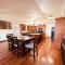 Twin Pines Cabin in Wilderness Ranch on Hwy 21, AMAZING Views, 20 ft ceilings, fully fenced yard, pet friendly, , Go paddle boarding at Lucky Peak, or snowshoeing in Idaho City and take in the hot springs, sleeps 10! - بويز