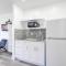 Spacious Oceanfront Studio with pool access - M27