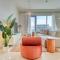 Elegant 3BR with Assistant Room at Harbour Views Tower 1 by Deluxe Holiday Homes - 迪拜