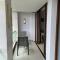 Stylish 2 Bedroom Penthouse Apt, Newly Refreshed, 50 Mbps, Pool, Gym, Resto - 库塔