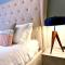 Beautiful 2 Bedroom Apartment - 1 Minute walk to Poole Quay - Great Location - Free Parking - Fast WiFi - Smart TV - Newly decorated - sleeps up to 4! Close to Poole & Bournemouth & Sandbanks