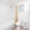 Central Townhouse Wolverhampton - Sleeps 8 - Ideal for Contractors & Families