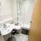 Spacious 2 bed ground floor apartment, Free parking, close to Historic dockyard & Gunwharf Quays