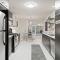 Charming Modern Apt Pool Patio Free Parking