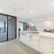 Zen Ocean Charm 3BR Luxury W/front Apt Pool + BBQ - Darwin