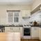 Cute & Cheerful! Close to CBD & Gorgeous Parkland!