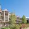 Walk to Ski, Stylish & Bright! Ground Floor, Hot Tub, Pool condo