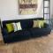 Stylish 2 Bedroom Penthouse Apt, Newly Refreshed, 50 Mbps, Pool, Gym, Resto - 库塔