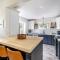 The Akron Retreat: Modern 3-Bedroom Oasis