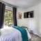 The Akron Retreat: Modern 3-Bedroom Oasis
