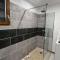 Maison avec Cour, Piscine Sécurisée, Climatisation, 3 Chambres, Proche Plage, 8 Personnes - FR-1-701-33