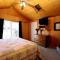 The Woods Hotel - Gay LGBTQ Cabins - Guerneville