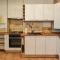 Courtyard gallery apartment with free parking - 考纳斯