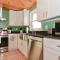 *NEW* Beautiful 3 floor Townhome with Sauna
