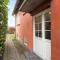 Sanders Charm - Endearing Two-Bedroom Apartment with Shared Garden