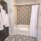 Downtown Retreat, Hot Tub, Firepit, Grill