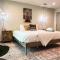 KING Bed / 10min to Dwntwn / Pets / Backyard Deck